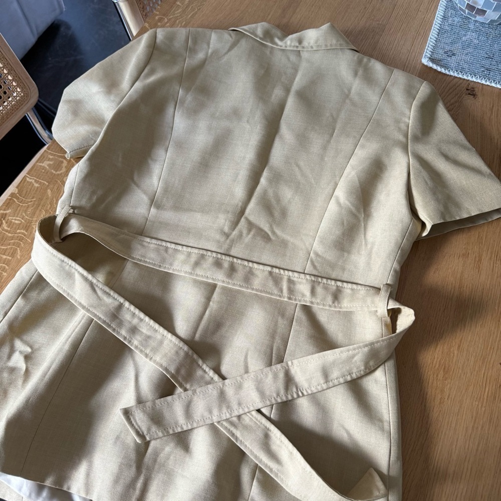 Vidrio Beige Short-Sleeve Trench Top - Picture 7 of 7